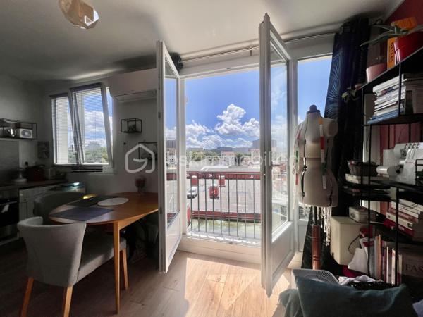 T2 de 35,5 m2 - 4ème étage - RUE DES ROSIERS - SAINT-OUEN

T2 LUMINEUX ; exposition Sud-Ouest, au calme sur cour, de 35,56 m2 carrez au 4ème et dernier étage sans ascenseur d'une petite copropriété années 60 très bien entretenue et sécurisée.
Une entrée avec rangements de 2,1 m2 environ dessert un salon avec cuisine ouverte aménagée et équipée de 18,5 m2.
Chambre (exposition Sud-Ouest) de 11 m2 avec grands rangements toute hauteur.
Salle de bain de 2,5 m2 environ ; toilettes séparées. Climatisation. Chauffage au sol collectif compris dans les charges.

Aucune procédure en AG, toit terrasse refait en 2025

Quartier dynamique des Puces de Saint-Ouen, au pied de tous les commerces
Métro ligne 4 station "Porte de Clignancourt" à 6 minutes à pied et métro ligne 13 et 14 à 10 minutes à pied, bus 85
DPE E, futur D, car "ravalement et agrandissement des balcons" voté et à la charge du propriétaire actuel.

Pour davantage d'informations, photos/vidéos ou pour programmer une visite ensemble 7j/7, n'hésitez pas à me contacter : 0630602593
