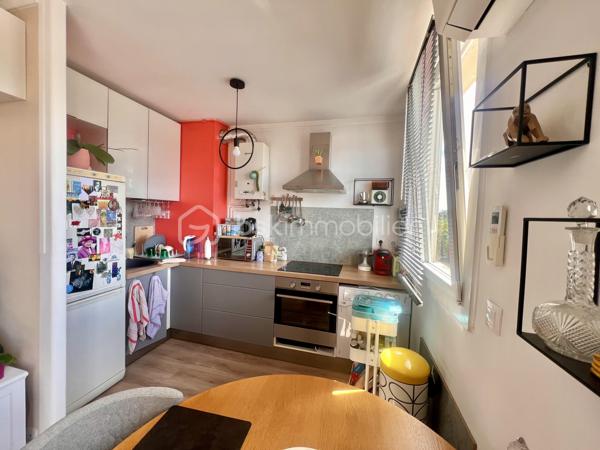 T2 de 35,5 m2 - 4ème étage - RUE DES ROSIERS - SAINT-OUEN

T2 LUMINEUX ; exposition Sud-Ouest, au calme sur cour, de 35,56 m2 carrez au 4ème et dernier étage sans ascenseur d'une petite copropriété années 60 très bien entretenue et sécurisée.
Une entrée avec rangements de 2,1 m2 environ dessert un salon avec cuisine ouverte aménagée et équipée de 18,5 m2.
Chambre (exposition Sud-Ouest) de 11 m2 avec grands rangements toute hauteur.
Salle de bain de 2,5 m2 environ ; toilettes séparées. Climatisation. Chauffage au sol collectif compris dans les charges.

Aucune procédure en AG, toit terrasse refait en 2025

Quartier dynamique des Puces de Saint-Ouen, au pied de tous les commerces
Métro ligne 4 station "Porte de Clignancourt" à 6 minutes à pied et métro ligne 13 et 14 à 10 minutes à pied, bus 85
DPE E, futur D, car "ravalement et agrandissement des balcons" voté et à la charge du propriétaire actuel.

Pour davantage d'informations, photos/vidéos ou pour programmer une visite ensemble 7j/7, n'hésitez pas à me contacter : 0630602593
