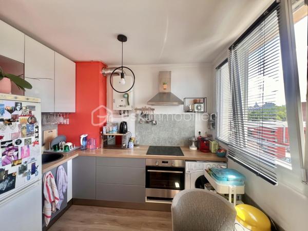 T2 de 35,5 m2 - 4ème étage - RUE DES ROSIERS - SAINT-OUEN

T2 LUMINEUX ; exposition Sud-Ouest, au calme sur cour, de 35,56 m2 carrez au 4ème et dernier étage sans ascenseur d'une petite copropriété années 60 très bien entretenue et sécurisée.
Une entrée avec rangements de 2,1 m2 environ dessert un salon avec cuisine ouverte aménagée et équipée de 18,5 m2.
Chambre (exposition Sud-Ouest) de 11 m2 avec grands rangements toute hauteur.
Salle de bain de 2,5 m2 environ ; toilettes séparées. Climatisation. Chauffage au sol collectif compris dans les charges.

Aucune procédure en AG, toit terrasse refait en 2025

Quartier dynamique des Puces de Saint-Ouen, au pied de tous les commerces
Métro ligne 4 station "Porte de Clignancourt" à 6 minutes à pied et métro ligne 13 et 14 à 10 minutes à pied, bus 85
DPE E, futur D, car "ravalement et agrandissement des balcons" voté et à la charge du propriétaire actuel.

Pour davantage d'informations, photos/vidéos ou pour programmer une visite ensemble 7j/7, n'hésitez pas à me contacter : 0630602593