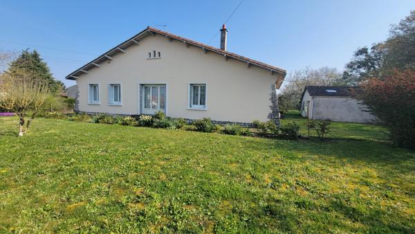 Pavillon de plain-pied offrant trois chambres, garages, dépendance, le tout sur un terrain de 4588m²