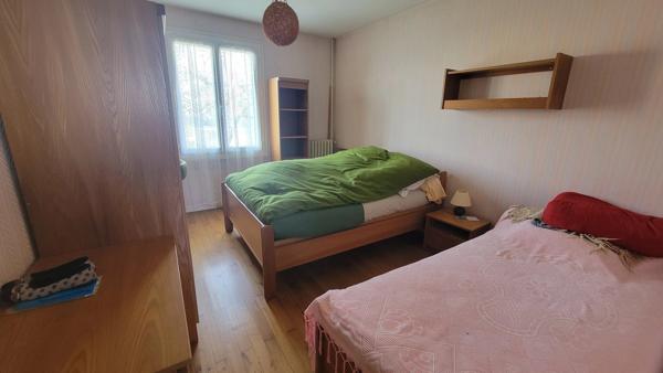 Pavillon de plain-pied offrant trois chambres, garages, dépendance, le tout sur un terrain de 4588m²