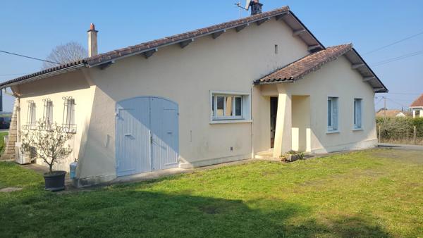 Pavillon de plain-pied offrant trois chambres, garages, dépendance, le tout sur un terrain de 4588m²