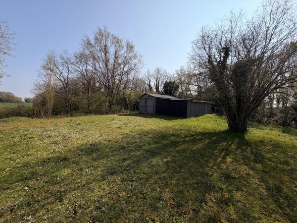 Pavillon de plain-pied offrant trois chambres, garages, dépendance, le tout sur un terrain de 4588m²