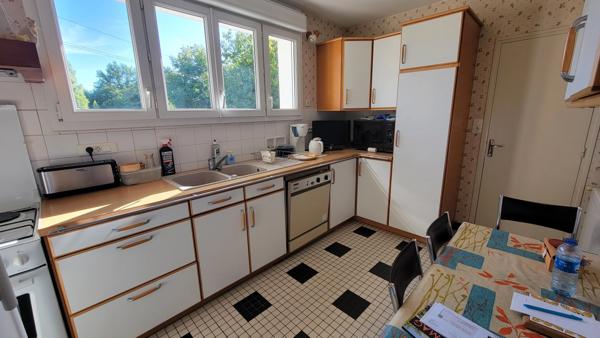 Pavillon de plain-pied offrant trois chambres, garages, dépendance, le tout sur un terrain de 4588m²