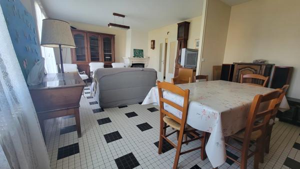Pavillon de plain-pied offrant trois chambres, garages, dépendance, le tout sur un terrain de 4588m²