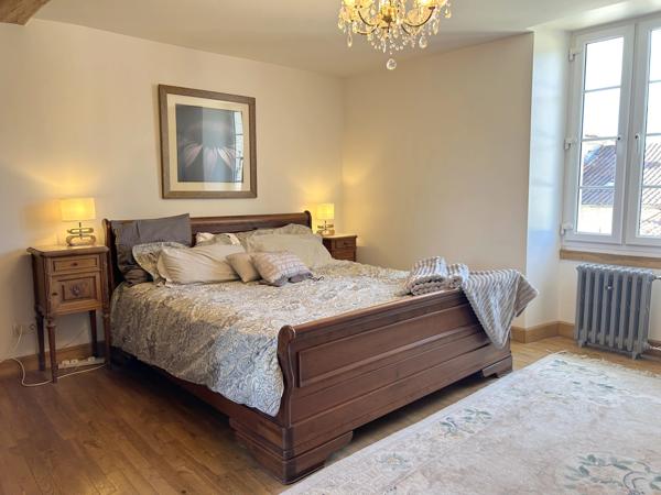 Charmante maison individuelle de 5 chambres avec grange et maison à rénover