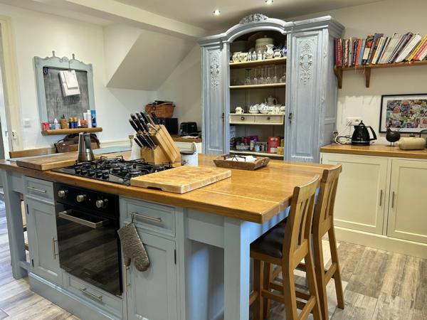 Charmante maison individuelle de 5 chambres avec grange et maison à rénover