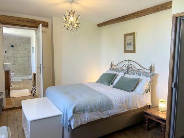 Charmante maison individuelle de 5 chambres avec grange et maison à rénover