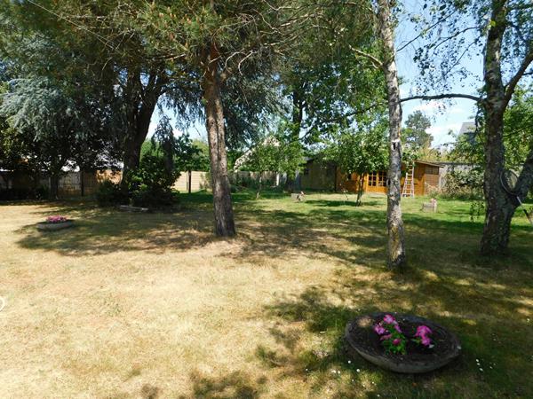 MURS-ERIGNE Terrain arboré 900 m²