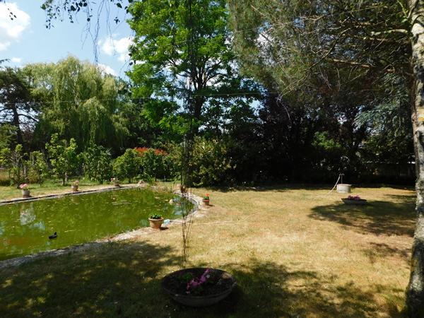 MURS-ERIGNE Terrain arboré 900 m²