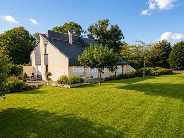 Maison d’architecte de 143 m² située à Saint-Georges-Buttavent, à seulement 5 km de Mayenne, édifiée sur un magnifique terrain arboré et soigneusement entretenu d’environ 3 500 m², offrant de beaux volumes et un cadre de vie paisible aux portes de la ville.

Au rez-de-chaussée, vous serez séduits par un vaste salon/séjour lumineux agrémenté d’une cheminée à foyer fermé, idéal pour des moments conviviaux. Un bureau pouvant également faire office de chambre, une suite parentale avec sa salle de bain privative, une cuisine fonctionnelle ainsi qu’un espace de rangement avec WC complètent ce niveau.

Un agréable jardin d’hiver, baigné de lumière naturelle, apporte un véritable charme supplémentaire à l’ensemble.

À l’étage, le palier dessert trois chambres confortables, dont une spacieuse d’environ 18 m², ainsi qu’un grenier offrant un espace de stockage appréciable.

Un grand garage d’environ 32,50 m² ainsi qu’un atelier d’environ 16 m² viennent parfaire ce bien aux nombreux atouts.

L’ensemble se situe dans un véritable écrin de verdure, au calme, à deux pas de Mayenne.

Contactez-moi vite pour organiser une visite, au 07 83 78 24 35