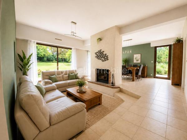 Maison d’architecte de 143 m² située à Saint-Georges-Buttavent, à seulement 5 km de Mayenne, édifiée sur un magnifique terrain arboré et soigneusement entretenu d’environ 3 500 m², offrant de beaux volumes et un cadre de vie paisible aux portes de la ville.

Au rez-de-chaussée, vous serez séduits par un vaste salon/séjour lumineux agrémenté d’une cheminée à foyer fermé, idéal pour des moments conviviaux. Un bureau pouvant également faire office de chambre, une suite parentale avec sa salle de bain privative, une cuisine fonctionnelle ainsi qu’un espace de rangement avec WC complètent ce niveau.

Un agréable jardin d’hiver, baigné de lumière naturelle, apporte un véritable charme supplémentaire à l’ensemble.

À l’étage, le palier dessert trois chambres confortables, dont une spacieuse d’environ 18 m², ainsi qu’un grenier offrant un espace de stockage appréciable.

Un grand garage d’environ 32,50 m² ainsi qu’un atelier d’environ 16 m² viennent parfaire ce bien aux nombreux atouts.

L’ensemble se situe dans un véritable écrin de verdure, au calme, à deux pas de Mayenne.

Contactez-moi vite pour organiser une visite, au 07 83 78 24 35
