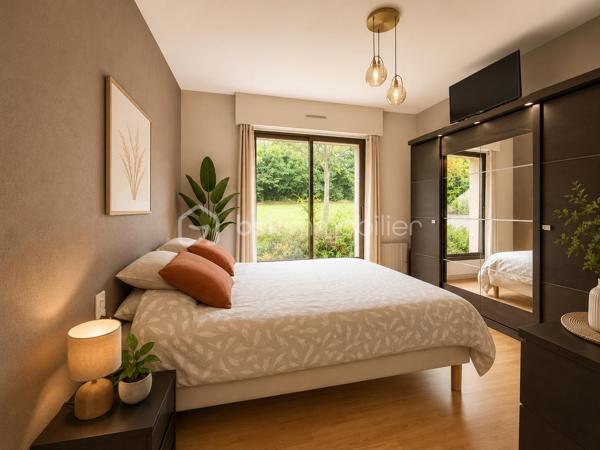 Maison d’architecte de 143 m² située à Saint-Georges-Buttavent, à seulement 5 km de Mayenne, édifiée sur un magnifique terrain arboré et soigneusement entretenu d’environ 3 500 m², offrant de beaux volumes et un cadre de vie paisible aux portes de la ville.

Au rez-de-chaussée, vous serez séduits par un vaste salon/séjour lumineux agrémenté d’une cheminée à foyer fermé, idéal pour des moments conviviaux. Un bureau pouvant également faire office de chambre, une suite parentale avec sa salle de bain privative, une cuisine fonctionnelle ainsi qu’un espace de rangement avec WC complètent ce niveau.

Un agréable jardin d’hiver, baigné de lumière naturelle, apporte un véritable charme supplémentaire à l’ensemble.

À l’étage, le palier dessert trois chambres confortables, dont une spacieuse d’environ 18 m², ainsi qu’un grenier offrant un espace de stockage appréciable.

Un grand garage d’environ 32,50 m² ainsi qu’un atelier d’environ 16 m² viennent parfaire ce bien aux nombreux atouts.

L’ensemble se situe dans un véritable écrin de verdure, au calme, à deux pas de Mayenne.

Contactez-moi vite pour organiser une visite, au 07 83 78 24 35