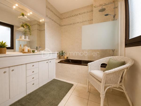 Maison d’architecte de 143 m² située à Saint-Georges-Buttavent, à seulement 5 km de Mayenne, édifiée sur un magnifique terrain arboré et soigneusement entretenu d’environ 3 500 m², offrant de beaux volumes et un cadre de vie paisible aux portes de la ville.

Au rez-de-chaussée, vous serez séduits par un vaste salon/séjour lumineux agrémenté d’une cheminée à foyer fermé, idéal pour des moments conviviaux. Un bureau pouvant également faire office de chambre, une suite parentale avec sa salle de bain privative, une cuisine fonctionnelle ainsi qu’un espace de rangement avec WC complètent ce niveau.

Un agréable jardin d’hiver, baigné de lumière naturelle, apporte un véritable charme supplémentaire à l’ensemble.

À l’étage, le palier dessert trois chambres confortables, dont une spacieuse d’environ 18 m², ainsi qu’un grenier offrant un espace de stockage appréciable.

Un grand garage d’environ 32,50 m² ainsi qu’un atelier d’environ 16 m² viennent parfaire ce bien aux nombreux atouts.

L’ensemble se situe dans un véritable écrin de verdure, au calme, à deux pas de Mayenne.

Contactez-moi vite pour organiser une visite, au 07 83 78 24 35