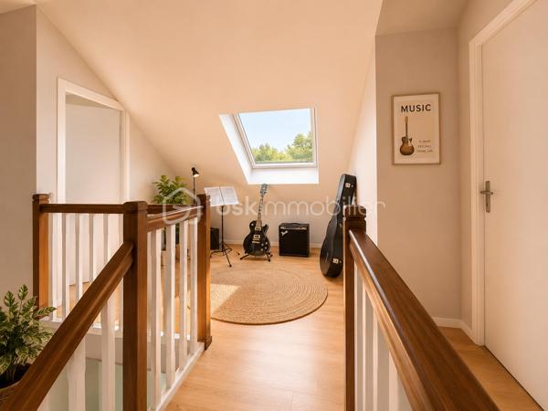 Maison d’architecte de 143 m² située à Saint-Georges-Buttavent, à seulement 5 km de Mayenne, édifiée sur un magnifique terrain arboré et soigneusement entretenu d’environ 3 500 m², offrant de beaux volumes et un cadre de vie paisible aux portes de la ville.

Au rez-de-chaussée, vous serez séduits par un vaste salon/séjour lumineux agrémenté d’une cheminée à foyer fermé, idéal pour des moments conviviaux. Un bureau pouvant également faire office de chambre, une suite parentale avec sa salle de bain privative, une cuisine fonctionnelle ainsi qu’un espace de rangement avec WC complètent ce niveau.

Un agréable jardin d’hiver, baigné de lumière naturelle, apporte un véritable charme supplémentaire à l’ensemble.

À l’étage, le palier dessert trois chambres confortables, dont une spacieuse d’environ 18 m², ainsi qu’un grenier offrant un espace de stockage appréciable.

Un grand garage d’environ 32,50 m² ainsi qu’un atelier d’environ 16 m² viennent parfaire ce bien aux nombreux atouts.

L’ensemble se situe dans un véritable écrin de verdure, au calme, à deux pas de Mayenne.

Contactez-moi vite pour organiser une visite, au 07 83 78 24 35