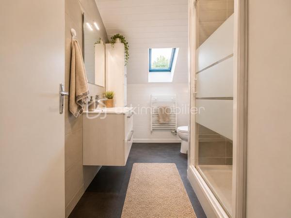 Maison d’architecte de 143 m² située à Saint-Georges-Buttavent, à seulement 5 km de Mayenne, édifiée sur un magnifique terrain arboré et soigneusement entretenu d’environ 3 500 m², offrant de beaux volumes et un cadre de vie paisible aux portes de la ville.

Au rez-de-chaussée, vous serez séduits par un vaste salon/séjour lumineux agrémenté d’une cheminée à foyer fermé, idéal pour des moments conviviaux. Un bureau pouvant également faire office de chambre, une suite parentale avec sa salle de bain privative, une cuisine fonctionnelle ainsi qu’un espace de rangement avec WC complètent ce niveau.

Un agréable jardin d’hiver, baigné de lumière naturelle, apporte un véritable charme supplémentaire à l’ensemble.

À l’étage, le palier dessert trois chambres confortables, dont une spacieuse d’environ 18 m², ainsi qu’un grenier offrant un espace de stockage appréciable.

Un grand garage d’environ 32,50 m² ainsi qu’un atelier d’environ 16 m² viennent parfaire ce bien aux nombreux atouts.

L’ensemble se situe dans un véritable écrin de verdure, au calme, à deux pas de Mayenne.

Contactez-moi vite pour organiser une visite, au 07 83 78 24 35