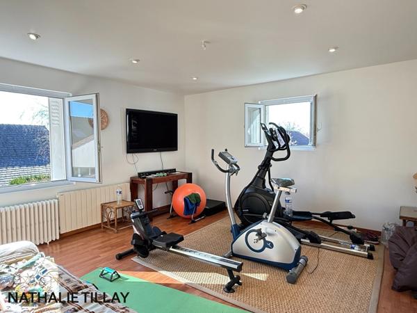 FLEURY LES AUBRAIS, maison familiale à vendre, jardin, garages et stationnements