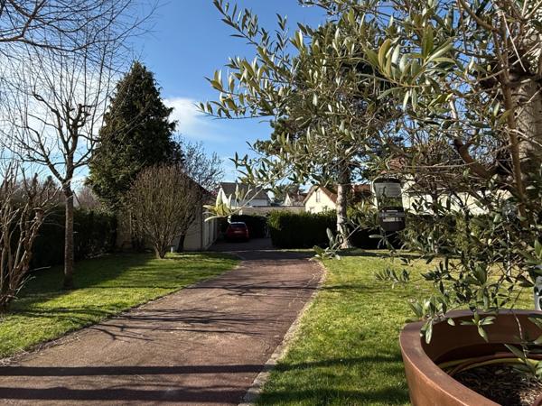 FLEURY LES AUBRAIS, maison familiale à vendre, jardin, garages et stationnements