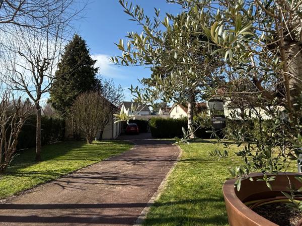 FLEURY LES AUBRAIS, maison familiale à vendre, jardin, garages et stationnements