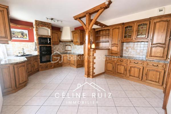Maison à très fort potentiel située au cœur de Beaucouzé, à proximité immédiate des commerces, écoles et transports en commun.
Cette maison offre une base très qualitative avec de très beaux volumes et un potentiel rare sur le secteur.

Des projections d’aménagement ont été réalisées ainsi que des devis estimatifs de travaux afin de proposer un véritable projet clé en main permettant d’optimiser le budget rénovation tout en valorisant pleinement le bien.

Au rez-de-chaussée d’environ 90 m², vous découvrirez une GRANDE PIECE DE VIE LUMINEUSE de plus de 40 m², sans vis-à-vis, ouverte sur un jardin exposé plein sud, également sans vis-à-vis.
La cuisine attenante de plus de 20 m² (avec ouverture existante vers la pièce de vie) laisse entrevoir la création d’un superbe espace de vie de plus de 60 m².

Le rez-de-chaussée dispose également d’une salle de bain avec douche et balnéo ainsi que d’un espace buanderie pouvant être repensé afin de créer une chambre de de plain-pied en conservant un coin buanderie. (Plan réalisé).

À l’étage, d’une surface au sol d’environ 90 m², la maison propose actuellement DEUX TRES GRANDES chambres d’environ 19 m² chacune, une salle d’eau, un WC ainsi que deux pièces mansardées.

Son potentiel est tout aussi intéressant dans le cadre d’une rénovation optimisée avec la possibilité d’aménager :
- TROIS CHAMBRES d’environ 14 m² chacune
- une salle de douche 
- un WC indépendant
- Un vaste espace mansardé de plus de 40 m² pouvant accueillir un bureau, une salle de jeux, un espace détente ou une pièce complémentaire selon les besoins.

La maison bénéficie également d’un garage d’environ 33 m² surmonté d’un grenier/mezzanine offrant près de 60 m² exploitables supplémentaires.

Cet espace peut permettre la création d’un logement locatif très recherché sur le secteur tout en conservant une zone de stockage, ou être intégré à l’habitation principale afin de développer une surface exploitable totale de plus de 260 m² au sol.

À l’extérieur, la propriété dispose d’un espace à l’avant permettant le stationnement facile de deux véhicules.
Vous profiterez également d’un agréable jardin à l’arrière, sans vis-à-vis et parfaitement exposé.

Autre atout majeur : l’ensemble des rénovations déjà réalisées l’a été avec des matériaux et prestations de qualité :
- isolation performante
- fenêtres récentes et performantes
- velux neufs
- volets roulants électriques avec domotique
- climatisation réversible installée dans toute la maison

Une maison aux volumes rares, offrant un cadre de vie confortable et un potentiel exceptionnel.
Les plans réalisés ainsi que les devis estimatifs vous permettront de vous projeter sereinement dans ce projet. 

Contactez-moi.