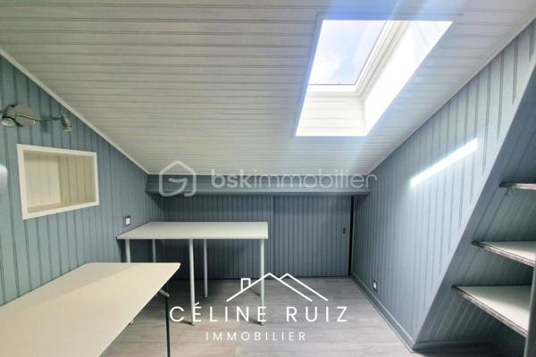 Maison à très fort potentiel située au cœur de Beaucouzé, à proximité immédiate des commerces, écoles et transports en commun.
Cette maison offre une base très qualitative avec de très beaux volumes et un potentiel rare sur le secteur.

Des projections d’aménagement ont été réalisées ainsi que des devis estimatifs de travaux afin de proposer un véritable projet clé en main permettant d’optimiser le budget rénovation tout en valorisant pleinement le bien.

Au rez-de-chaussée d’environ 90 m², vous découvrirez une GRANDE PIECE DE VIE LUMINEUSE de plus de 40 m², sans vis-à-vis, ouverte sur un jardin exposé plein sud, également sans vis-à-vis.
La cuisine attenante de plus de 20 m² (avec ouverture existante vers la pièce de vie) laisse entrevoir la création d’un superbe espace de vie de plus de 60 m².

Le rez-de-chaussée dispose également d’une salle de bain avec douche et balnéo ainsi que d’un espace buanderie pouvant être repensé afin de créer une chambre de de plain-pied en conservant un coin buanderie. (Plan réalisé).

À l’étage, d’une surface au sol d’environ 90 m², la maison propose actuellement DEUX TRES GRANDES chambres d’environ 19 m² chacune, une salle d’eau, un WC ainsi que deux pièces mansardées.

Son potentiel est tout aussi intéressant dans le cadre d’une rénovation optimisée avec la possibilité d’aménager :
- TROIS CHAMBRES d’environ 14 m² chacune
- une salle de douche 
- un WC indépendant
- Un vaste espace mansardé de plus de 40 m² pouvant accueillir un bureau, une salle de jeux, un espace détente ou une pièce complémentaire selon les besoins.

La maison bénéficie également d’un garage d’environ 33 m² surmonté d’un grenier/mezzanine offrant près de 60 m² exploitables supplémentaires.

Cet espace peut permettre la création d’un logement locatif très recherché sur le secteur tout en conservant une zone de stockage, ou être intégré à l’habitation principale afin de développer une surface exploitable totale de plus de 260 m² au sol.

À l’extérieur, la propriété dispose d’un espace à l’avant permettant le stationnement facile de deux véhicules.
Vous profiterez également d’un agréable jardin à l’arrière, sans vis-à-vis et parfaitement exposé.

Autre atout majeur : l’ensemble des rénovations déjà réalisées l’a été avec des matériaux et prestations de qualité :
- isolation performante
- fenêtres récentes et performantes
- velux neufs
- volets roulants électriques avec domotique
- climatisation réversible installée dans toute la maison

Une maison aux volumes rares, offrant un cadre de vie confortable et un potentiel exceptionnel.
Les plans réalisés ainsi que les devis estimatifs vous permettront de vous projeter sereinement dans ce projet. 

Contactez-moi.