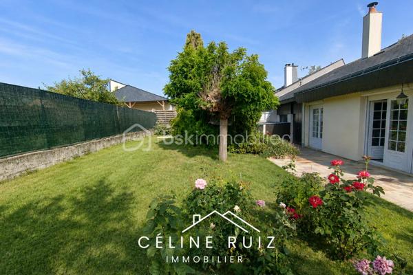 Maison à très fort potentiel située au cœur de Beaucouzé, à proximité immédiate des commerces, écoles et transports en commun.
Cette maison offre une base très qualitative avec de très beaux volumes et un potentiel rare sur le secteur.

Des projections d’aménagement ont été réalisées ainsi que des devis estimatifs de travaux afin de proposer un véritable projet clé en main permettant d’optimiser le budget rénovation tout en valorisant pleinement le bien.

Au rez-de-chaussée d’environ 90 m², vous découvrirez une GRANDE PIECE DE VIE LUMINEUSE de plus de 40 m², sans vis-à-vis, ouverte sur un jardin exposé plein sud, également sans vis-à-vis.
La cuisine attenante de plus de 20 m² (avec ouverture existante vers la pièce de vie) laisse entrevoir la création d’un superbe espace de vie de plus de 60 m².

Le rez-de-chaussée dispose également d’une salle de bain avec douche et balnéo ainsi que d’un espace buanderie pouvant être repensé afin de créer une chambre de de plain-pied en conservant un coin buanderie. (Plan réalisé).

À l’étage, d’une surface au sol d’environ 90 m², la maison propose actuellement DEUX TRES GRANDES chambres d’environ 19 m² chacune, une salle d’eau, un WC ainsi que deux pièces mansardées.

Son potentiel est tout aussi intéressant dans le cadre d’une rénovation optimisée avec la possibilité d’aménager :
- TROIS CHAMBRES d’environ 14 m² chacune
- une salle de douche 
- un WC indépendant
- Un vaste espace mansardé de plus de 40 m² pouvant accueillir un bureau, une salle de jeux, un espace détente ou une pièce complémentaire selon les besoins.

La maison bénéficie également d’un garage d’environ 33 m² surmonté d’un grenier/mezzanine offrant près de 60 m² exploitables supplémentaires.

Cet espace peut permettre la création d’un logement locatif très recherché sur le secteur tout en conservant une zone de stockage, ou être intégré à l’habitation principale afin de développer une surface exploitable totale de plus de 260 m² au sol.

À l’extérieur, la propriété dispose d’un espace à l’avant permettant le stationnement facile de deux véhicules.
Vous profiterez également d’un agréable jardin à l’arrière, sans vis-à-vis et parfaitement exposé.

Autre atout majeur : l’ensemble des rénovations déjà réalisées l’a été avec des matériaux et prestations de qualité :
- isolation performante
- fenêtres récentes et performantes
- velux neufs
- volets roulants électriques avec domotique
- climatisation réversible installée dans toute la maison

Une maison aux volumes rares, offrant un cadre de vie confortable et un potentiel exceptionnel.
Les plans réalisés ainsi que les devis estimatifs vous permettront de vous projeter sereinement dans ce projet. 

Contactez-moi.