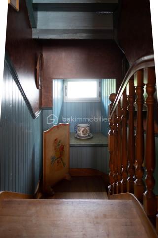 Si vous aimez entendre le chant des oiseaux en prenant votre café le matin, rêver en regardant voler les papillons, faire de la balançoire sous un grand chêne ou lire un bon bouquin au coin du feu ... cette jolie maison en pierre vous séduira sûrement !
 Amoureux de la nature et des belles pierres, vous trouverez ici votre bonheur.
A mi-chemin entre la gare TGV de Plouaret et le Bourg de Ploumilliau, dans un ancien hameau typique et paisible, dont certains édifices du XV eme siècle appartenaient à la commanderie de Pont Melvez, cette jolie demeure saura accueillir une grande famille souhaitant se ressourcer lors des vacances ou se détendre après une journée à 100 à l’heure.
La maison en pierre, sur 193m2 environ, est composée comme suit :
Le Hall d’entrée dessert un bureau (ou petite chambre), un grand salon séjour avec sa cheminée insert suspendu et une bibliothèque/bureau en mezzanine, une véranda ouverte sur le parc avec son espace bbq couvert, une cuisine dinatoire aménagée équipée, un wc, une salle de bain, une chaufferie buanderie et un garage.
L’étage se compose quant à lui de deux espaces bien distincts permettant d’envisager du locatif saisonnier ou de dédier un espace complet à vos adolescents ou à vos invités.
Par le Hall d’entrée, l’escalier en bois massif dessert un couloir distribuant 3 chambres un wc, une salle d’eau et un accès au grenier de belle dimension facile d’accès pour le stockage ou pourquoi pas, créer une autre pièce de vie.
L’autre espace nuit, accessible de manière indépendante si on le souhaite, est composé de 2 chambres, d’une salle d’eau et wc.
Enfin, accolé à la maison, un atelier sur deux niveaux saura sans nul doute satisfaire artiste ou bricoleur souhaitant s’adonner à sa passion en toute tranquillité.
La terrasse et la véranda vous permettront de profiter de la vue sur un joli parc arboré clos bien entretenu et sans vis-à-vis de plus de 1200m2.  Vous y trouverez des arbres soignés de belle dimension permettant de profiter de coins ombragés et une partie jardin fleuri et potager avec serres et cabanon de jardin. 
15min de Lannion, 10min de la gare TGV, 10 min de la plage, Commerces et services à Ploumilliau.
Départ de Chemins de randonnée dans le hameau.
Ne passez pas à côté de cette belle maison familiale de caractère et contactez-moi rapidement pour plus de renseignements.