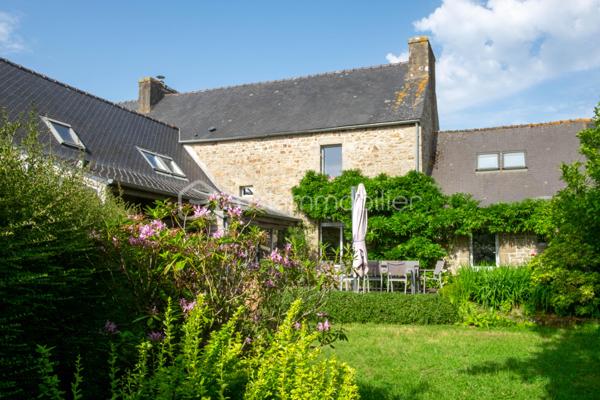 Si vous aimez entendre le chant des oiseaux en prenant votre café le matin, rêver en regardant voler les papillons, faire de la balançoire sous un grand chêne ou lire un bon bouquin au coin du feu ... cette jolie maison en pierre vous séduira sûrement !
 Amoureux de la nature et des belles pierres, vous trouverez ici votre bonheur.
A mi-chemin entre la gare TGV de Plouaret et le Bourg de Ploumilliau, dans un ancien hameau typique et paisible, dont certains édifices du XV eme siècle appartenaient à la commanderie de Pont Melvez, cette jolie demeure saura accueillir une grande famille souhaitant se ressourcer lors des vacances ou se détendre après une journée à 100 à l’heure.
La maison en pierre, sur 193m2 environ, est composée comme suit :
Le Hall d’entrée dessert un bureau (ou petite chambre), un grand salon séjour avec sa cheminée insert suspendu et une bibliothèque/bureau en mezzanine, une véranda ouverte sur le parc avec son espace bbq couvert, une cuisine dinatoire aménagée équipée, un wc, une salle de bain, une chaufferie buanderie et un garage.
L’étage se compose quant à lui de deux espaces bien distincts permettant d’envisager du locatif saisonnier ou de dédier un espace complet à vos adolescents ou à vos invités.
Par le Hall d’entrée, l’escalier en bois massif dessert un couloir distribuant 3 chambres un wc, une salle d’eau et un accès au grenier de belle dimension facile d’accès pour le stockage ou pourquoi pas, créer une autre pièce de vie.
L’autre espace nuit, accessible de manière indépendante si on le souhaite, est composé de 2 chambres, d’une salle d’eau et wc.
Enfin, accolé à la maison, un atelier sur deux niveaux saura sans nul doute satisfaire artiste ou bricoleur souhaitant s’adonner à sa passion en toute tranquillité.
La terrasse et la véranda vous permettront de profiter de la vue sur un joli parc arboré clos bien entretenu et sans vis-à-vis de plus de 1200m2.  Vous y trouverez des arbres soignés de belle dimension permettant de profiter de coins ombragés et une partie jardin fleuri et potager avec serres et cabanon de jardin. 
15min de Lannion, 10min de la gare TGV, 10 min de la plage, Commerces et services à Ploumilliau.
Départ de Chemins de randonnée dans le hameau.
Ne passez pas à côté de cette belle maison familiale de caractère et contactez-moi rapidement pour plus de renseignements.