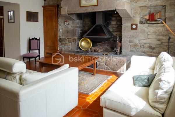 Si vous aimez entendre le chant des oiseaux en prenant votre café le matin, rêver en regardant voler les papillons, faire de la balançoire sous un grand chêne ou lire un bon bouquin au coin du feu ... cette jolie maison en pierre vous séduira sûrement !
 Amoureux de la nature et des belles pierres, vous trouverez ici votre bonheur.
A mi-chemin entre la gare TGV de Plouaret et le Bourg de Ploumilliau, dans un ancien hameau typique et paisible, dont certains édifices du XV eme siècle appartenaient à la commanderie de Pont Melvez, cette jolie demeure saura accueillir une grande famille souhaitant se ressourcer lors des vacances ou se détendre après une journée à 100 à l’heure.
La maison en pierre, sur 193m2 environ, est composée comme suit :
Le Hall d’entrée dessert un bureau (ou petite chambre), un grand salon séjour avec sa cheminée insert suspendu et une bibliothèque/bureau en mezzanine, une véranda ouverte sur le parc avec son espace bbq couvert, une cuisine dinatoire aménagée équipée, un wc, une salle de bain, une chaufferie buanderie et un garage.
L’étage se compose quant à lui de deux espaces bien distincts permettant d’envisager du locatif saisonnier ou de dédier un espace complet à vos adolescents ou à vos invités.
Par le Hall d’entrée, l’escalier en bois massif dessert un couloir distribuant 3 chambres un wc, une salle d’eau et un accès au grenier de belle dimension facile d’accès pour le stockage ou pourquoi pas, créer une autre pièce de vie.
L’autre espace nuit, accessible de manière indépendante si on le souhaite, est composé de 2 chambres, d’une salle d’eau et wc.
Enfin, accolé à la maison, un atelier sur deux niveaux saura sans nul doute satisfaire artiste ou bricoleur souhaitant s’adonner à sa passion en toute tranquillité.
La terrasse et la véranda vous permettront de profiter de la vue sur un joli parc arboré clos bien entretenu et sans vis-à-vis de plus de 1200m2.  Vous y trouverez des arbres soignés de belle dimension permettant de profiter de coins ombragés et une partie jardin fleuri et potager avec serres et cabanon de jardin. 
15min de Lannion, 10min de la gare TGV, 10 min de la plage, Commerces et services à Ploumilliau.
Départ de Chemins de randonnée dans le hameau.
Ne passez pas à côté de cette belle maison familiale de caractère et contactez-moi rapidement pour plus de renseignements.