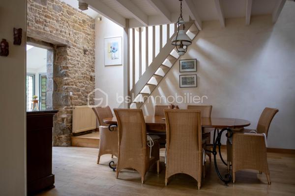 Si vous aimez entendre le chant des oiseaux en prenant votre café le matin, rêver en regardant voler les papillons, faire de la balançoire sous un grand chêne ou lire un bon bouquin au coin du feu ... cette jolie maison en pierre vous séduira sûrement !
 Amoureux de la nature et des belles pierres, vous trouverez ici votre bonheur.
A mi-chemin entre la gare TGV de Plouaret et le Bourg de Ploumilliau, dans un ancien hameau typique et paisible, dont certains édifices du XV eme siècle appartenaient à la commanderie de Pont Melvez, cette jolie demeure saura accueillir une grande famille souhaitant se ressourcer lors des vacances ou se détendre après une journée à 100 à l’heure.
La maison en pierre, sur 193m2 environ, est composée comme suit :
Le Hall d’entrée dessert un bureau (ou petite chambre), un grand salon séjour avec sa cheminée insert suspendu et une bibliothèque/bureau en mezzanine, une véranda ouverte sur le parc avec son espace bbq couvert, une cuisine dinatoire aménagée équipée, un wc, une salle de bain, une chaufferie buanderie et un garage.
L’étage se compose quant à lui de deux espaces bien distincts permettant d’envisager du locatif saisonnier ou de dédier un espace complet à vos adolescents ou à vos invités.
Par le Hall d’entrée, l’escalier en bois massif dessert un couloir distribuant 3 chambres un wc, une salle d’eau et un accès au grenier de belle dimension facile d’accès pour le stockage ou pourquoi pas, créer une autre pièce de vie.
L’autre espace nuit, accessible de manière indépendante si on le souhaite, est composé de 2 chambres, d’une salle d’eau et wc.
Enfin, accolé à la maison, un atelier sur deux niveaux saura sans nul doute satisfaire artiste ou bricoleur souhaitant s’adonner à sa passion en toute tranquillité.
La terrasse et la véranda vous permettront de profiter de la vue sur un joli parc arboré clos bien entretenu et sans vis-à-vis de plus de 1200m2.  Vous y trouverez des arbres soignés de belle dimension permettant de profiter de coins ombragés et une partie jardin fleuri et potager avec serres et cabanon de jardin. 
15min de Lannion, 10min de la gare TGV, 10 min de la plage, Commerces et services à Ploumilliau.
Départ de Chemins de randonnée dans le hameau.
Ne passez pas à côté de cette belle maison familiale de caractère et contactez-moi rapidement pour plus de renseignements.