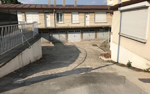 Stationnement à louer