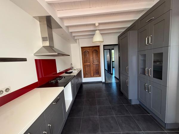 LOCAL PROFESSIONNEL - MAISON - CLIMATISATION - COUR