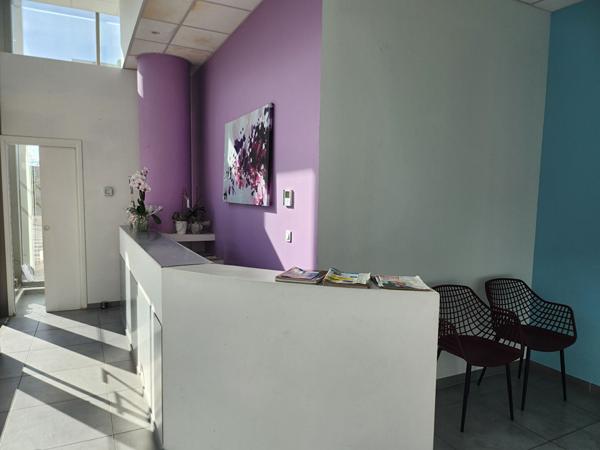 A vendre  Cabinet médical de 82m2 en rez-de-chaussée à Marseille 13002 secteur Joliette.