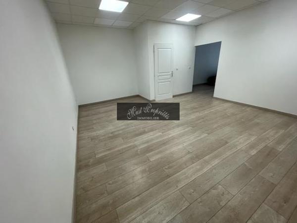 MURS COMMERCIAUX 70 m2 LOUÉS, RAPPORT 9 % NET.