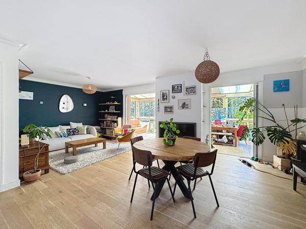 Résidence pleine de charme nichée dans un cadre idyllique d' exception, le long du canal de Rompsay, à seulement 3 min de La Rochelle !