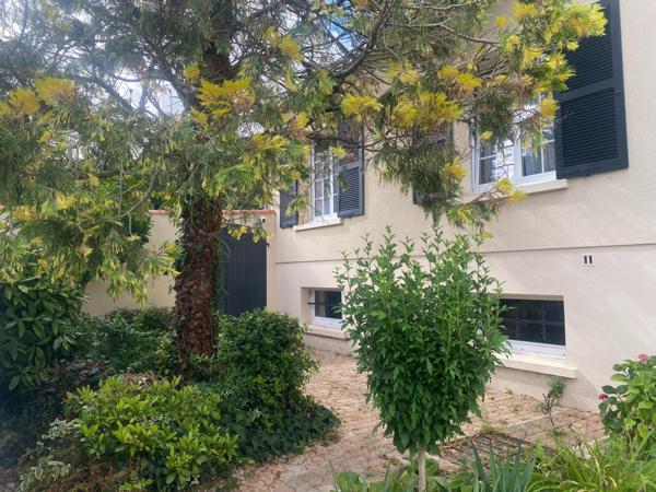 Résidence pleine de charme nichée dans un cadre idyllique d' exception, le long du canal de Rompsay, à seulement 3 min de La Rochelle !