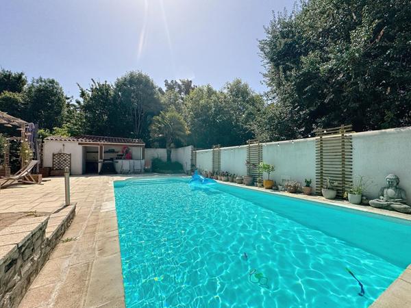 Résidence pleine de charme nichée dans un cadre idyllique d' exception, le long du canal de Rompsay, à seulement 3 min de La Rochelle !