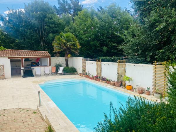 Résidence pleine de charme nichée dans un cadre idyllique d' exception, le long du canal de Rompsay, à seulement 3 min de La Rochelle !