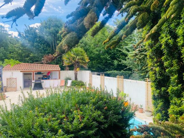 Résidence pleine de charme nichée dans un cadre idyllique d' exception, le long du canal de Rompsay, à seulement 3 min de La Rochelle !