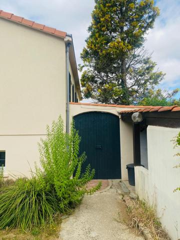 Résidence pleine de charme nichée dans un cadre idyllique d' exception, le long du canal de Rompsay, à seulement 3 min de La Rochelle !