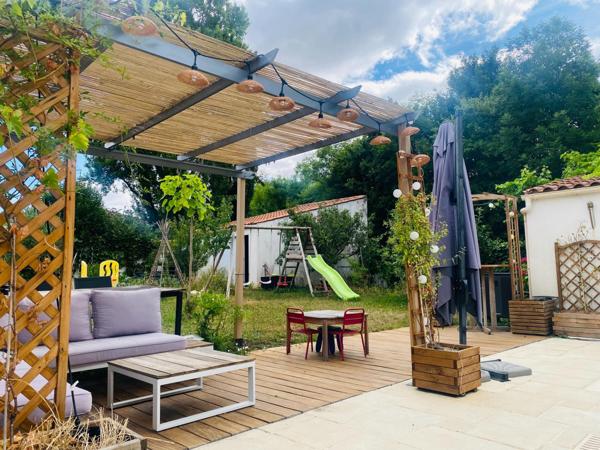 Résidence pleine de charme nichée dans un cadre idyllique d' exception, le long du canal de Rompsay, à seulement 3 min de La Rochelle !