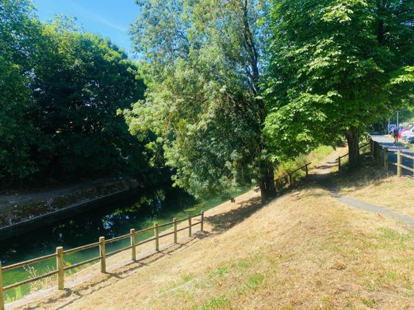 Résidence pleine de charme nichée dans un cadre idyllique d' exception, le long du canal de Rompsay, à seulement 3 min de La Rochelle !