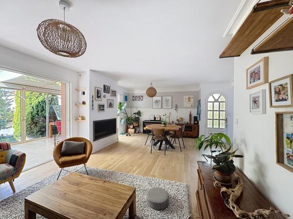 Résidence pleine de charme nichée dans un cadre idyllique d' exception, le long du canal de Rompsay, à seulement 3 min de La Rochelle !