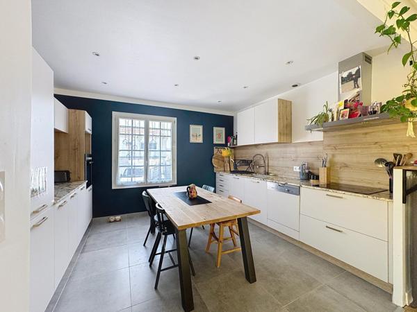 Résidence pleine de charme nichée dans un cadre idyllique d' exception, le long du canal de Rompsay, à seulement 3 min de La Rochelle !