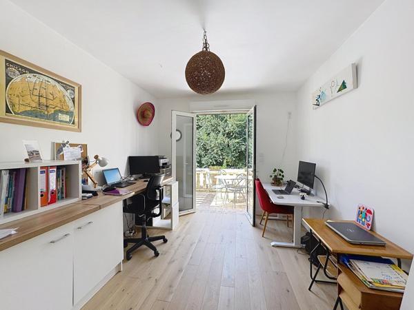 Résidence pleine de charme nichée dans un cadre idyllique d' exception, le long du canal de Rompsay, à seulement 3 min de La Rochelle !