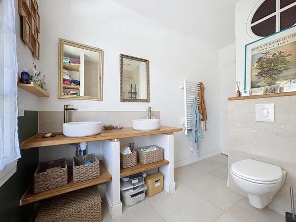 Résidence pleine de charme nichée dans un cadre idyllique d' exception, le long du canal de Rompsay, à seulement 3 min de La Rochelle !