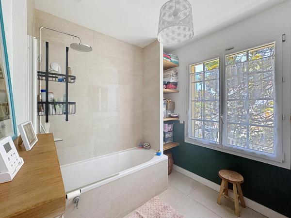 Résidence pleine de charme nichée dans un cadre idyllique d' exception, le long du canal de Rompsay, à seulement 3 min de La Rochelle !