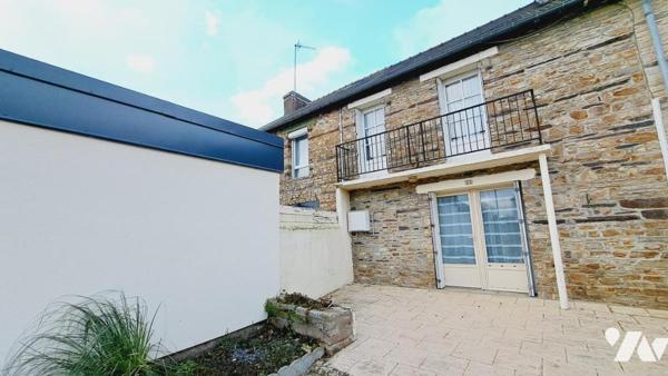 Maison de bourg construite en pierre avec jardin clos. 