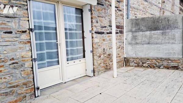 Maison de bourg construite en pierre avec jardin clos. 