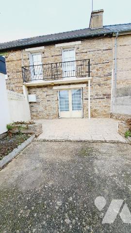Maison de bourg construite en pierre avec jardin clos. 